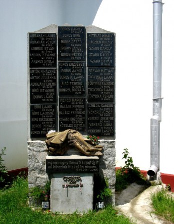 A második világháború végén lemészárolt magyar áldozatok emlékműve